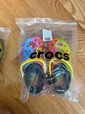 Crocs Gushers Tie Dye Clogs Kids Size J5 Rainbow Fruit Snack Jibbitz New